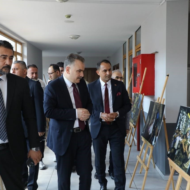 Edremit'te "İrade bizim, zafer bizim" fotoğraf sergisi açıldı