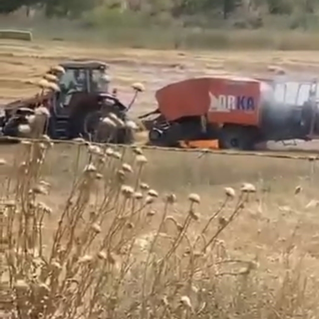 Balya makinesindeki yangın tarlaya sıçradı