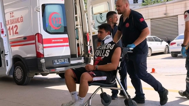 Lastiği patlayan cip şarampole uçtu: 3 yaralı