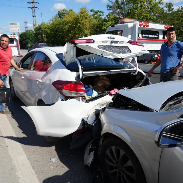 Yavaşlayan trafik zincirlemeye kazaya sebep oldu: 1'i çocuk 3 yaralı