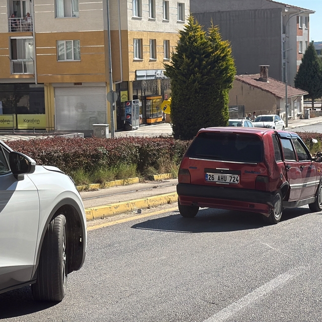 Ani manevra yapan sürücü yoluna devam etti, arkadaki araçlar kaza yaptı
