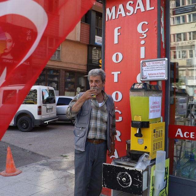 Sivas'ta esnaftan 15 Temmuz şehitleri hayrına limonata ikramı