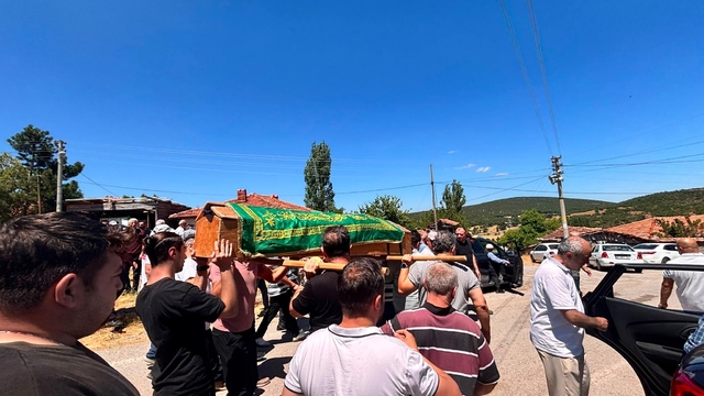 Kayalıklardan düşerek ölen teknisyen toprağa verildi