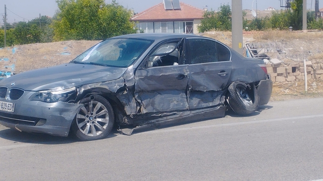 Hafif ticari araç ile otomobil çarpıştı: 6 yaralı