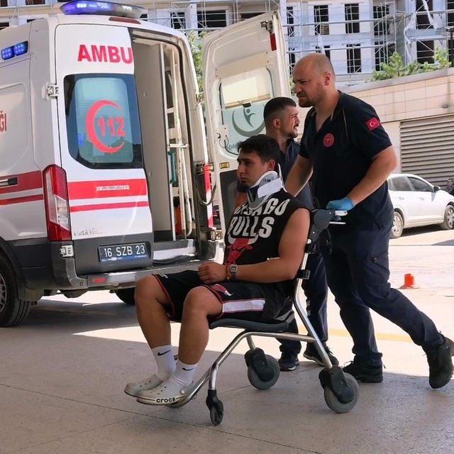 Lastiği patlayan cip şarampole uçtu: 3 yaralı