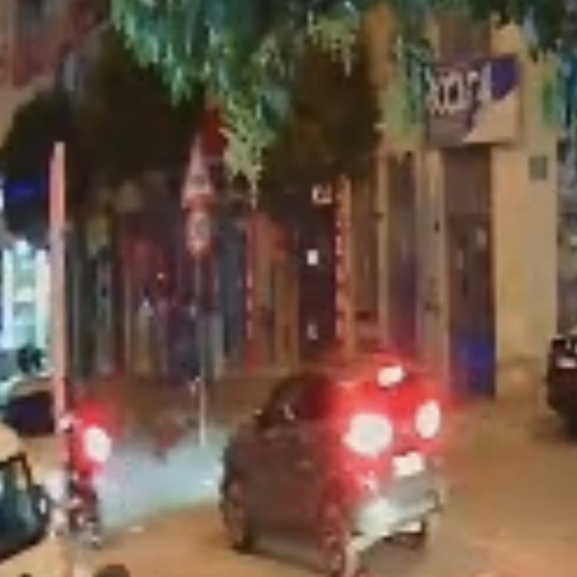 Park yerinden çıkan otomobile çarpan motosikletli yaralandı