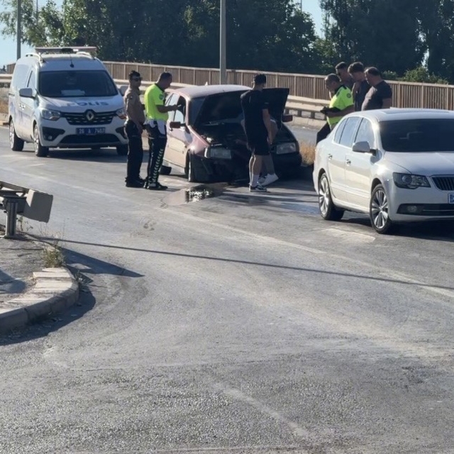 Otomobil refüje çıktı, yola dökülen yağ trafiği tehlikeye düşürdü