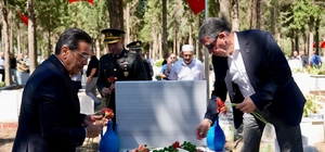 Burhaniye de Şehitlikler ziyaret edildi