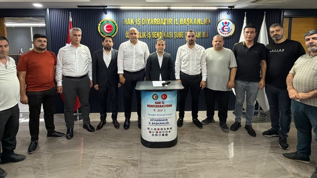 HAK-İŞ İl Başkanı Aküzüm: "Bu tarihi direniş, bir daha yaşanmamak üzere tarihin altın sayfalarına demokrasiye sahip çıkan milletin zaferi olarak yazılmıştır"