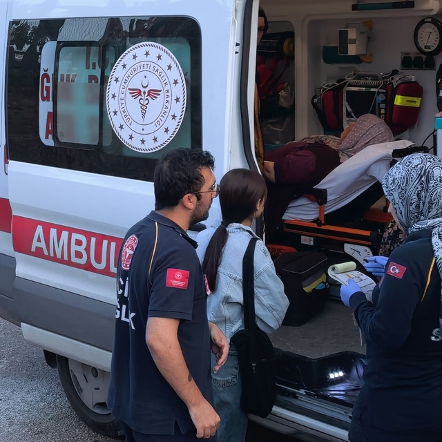 Tarım işçilerini taşıyan servis devrildi 6 işçi yaralı