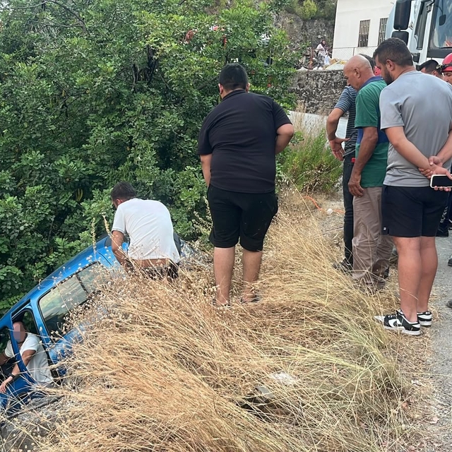 Sürücüsüyle şarampolde asılı kalan otomobil, beton mikserine halatla sabitl...