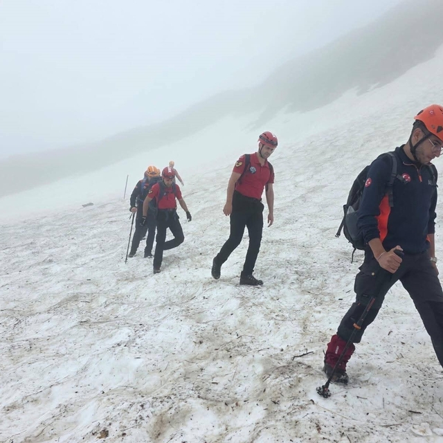 Çamlıhemşin'de mahsur kalan 3 turiste 10 saatlik çalışmaların ardından ulaş...