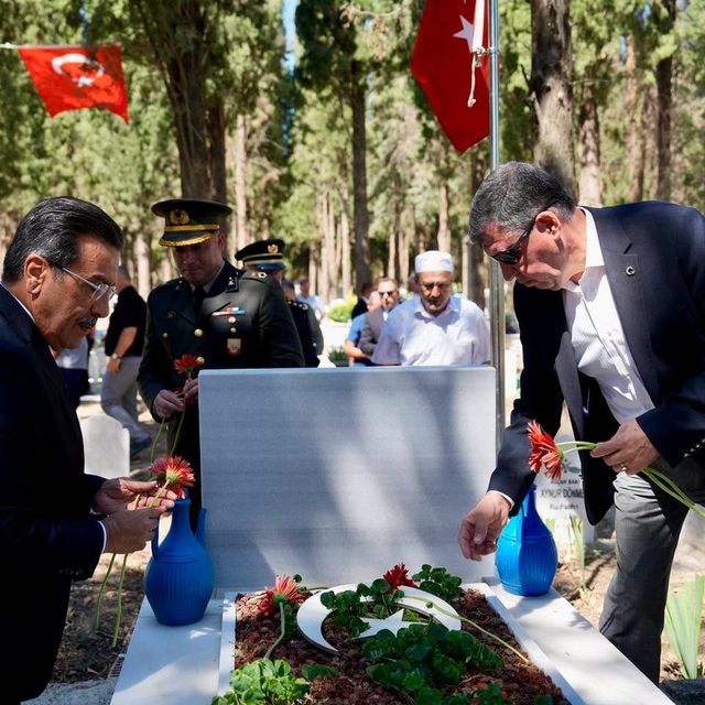 Burhaniye de Şehitlikler ziyaret edildi