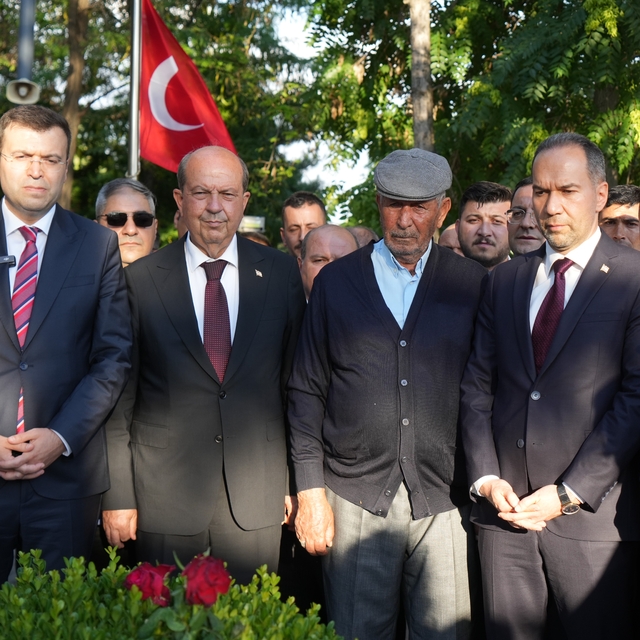 15 Temmuz Kahramanı Şehit Ömer Halisdemir kabri başında törenle anıldı
Ersi...