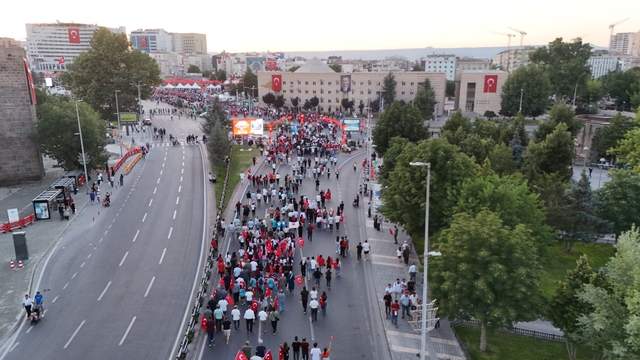 Kayseri'de 15 Temmuz coşkusu
Vali Çiçek: "Kayseri, Türkiye'nin her ihtiyaç duyduğu anda dimdik ayakta olduğu gibi o gün de ayaktaydı"
Başkan Büyükkılıç: "10 yıl önce de bu meydanda hep beraber 'bu vatan bölünmez' diyorduk"
