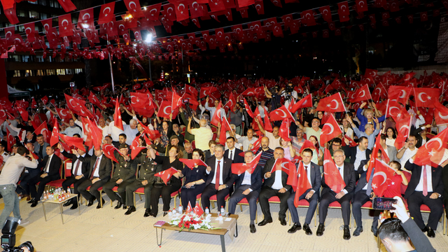 Adana'da 'Demokrasi Nöbeti' tutuldu, şehitler dualarla anıldı
