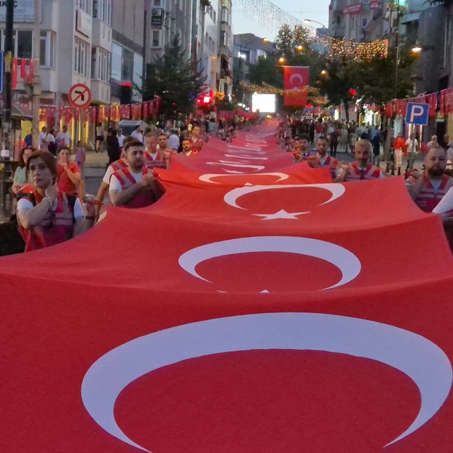 Meydanlar kırmızı beyaza büründü: Tekirdağ'da 15 Temmuz'da yüzlerce kişi te...