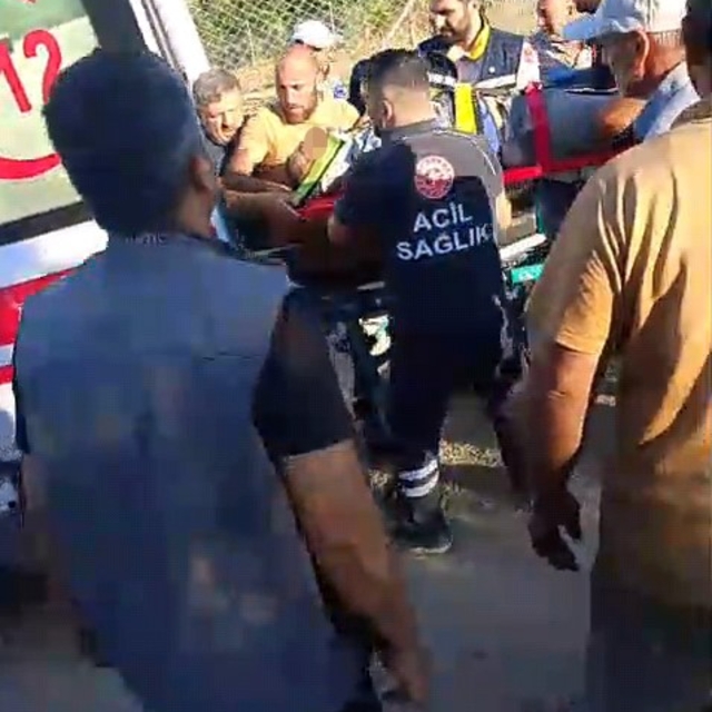 Freni boşalınca hareket eden traktörünün altında kalan sürücü ağır yaraland...