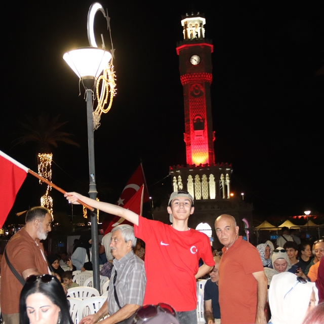 15 Temmuz Demokrasi ve Milli Birlik Günü'nde binlerce İzmirli tek yürek old...
