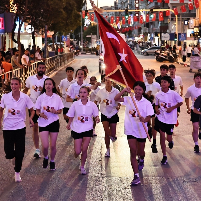 Ay yıldızlı sancak Manisa sokaklarında elden ele taşındı