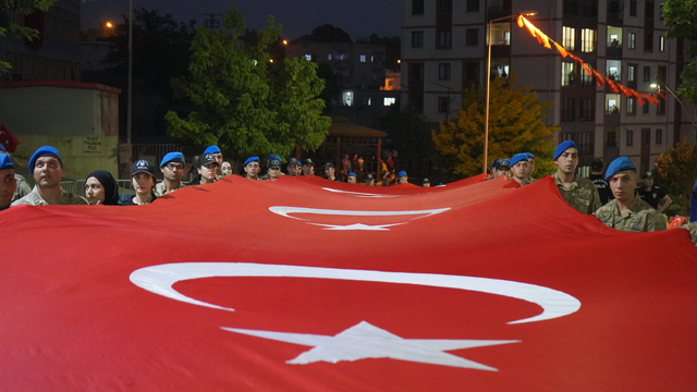 Şırnak'ta 107 metrelik Türk bayrağıyla 15 Temmuz yürüyüşü