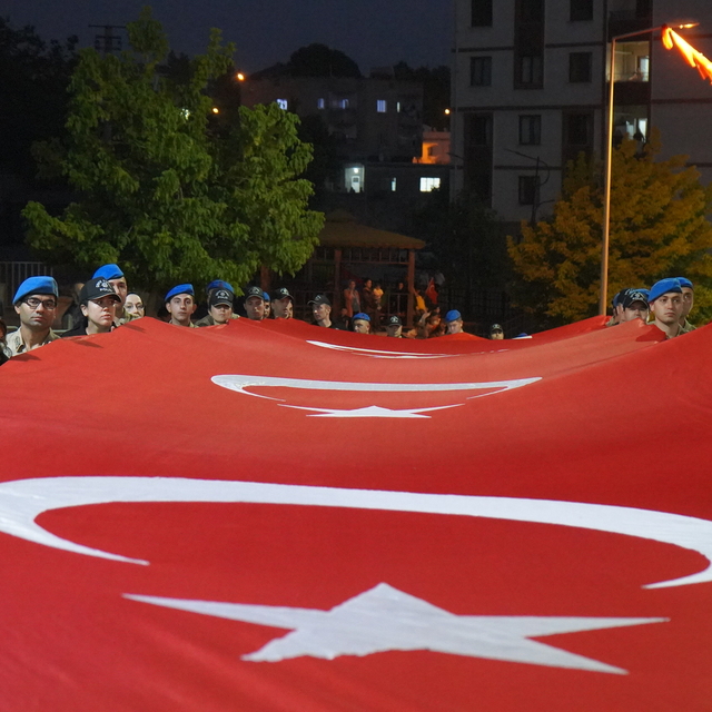 Şırnak'ta 107 metrelik Türk bayrağıyla 15 Temmuz yürüyüşü