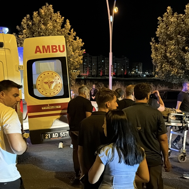 Bisikletiyle yolun karşısına geçerken taksinin çarptığı kadın yaralandı