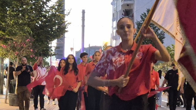 Eskişehir'de milli sporculardan 15 Temmuz'a özel Sancak Koşusu
Sancak Koşusu'nda bayrağı taşıyan milli sporcu Edanur Tulum: "Sancak koşusunu yaptığım ve bayrağı taşıdığım için mutlu ve gururluyum"
Milli sporcu Damla Altan: "Eskişehirli gençler olarak böyle günlere çok iyi şekilde sahip çıkıyoruz"