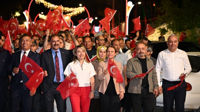 Demirci'de demokrasi nöbetinde kahramanlık türküleri yankılandı