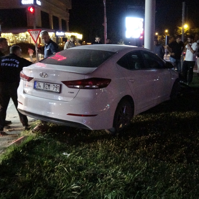 Otomobil, trambüs direğine çarptı: Yaralı sürücü ambulanstan kaçtı