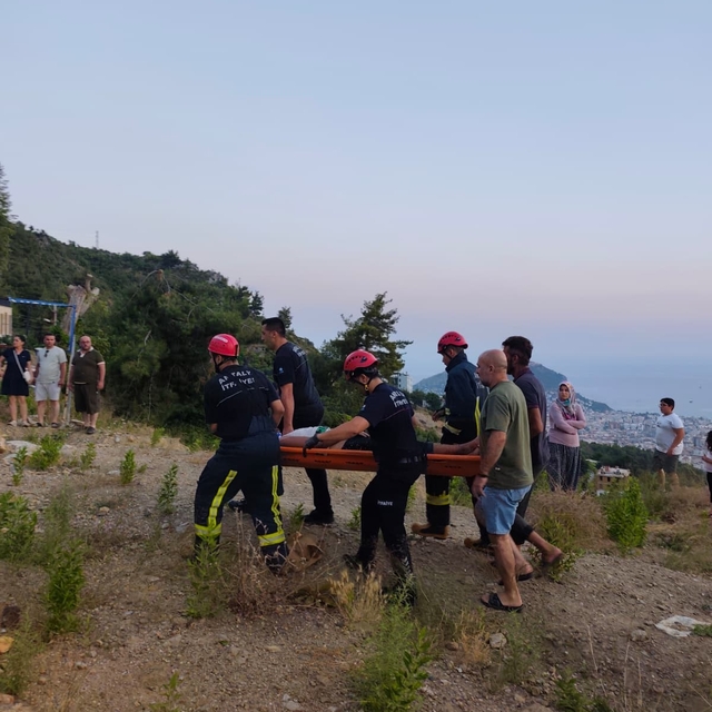 Alanya'da uçruma yuvralanan ATV sürücüsünü itfaiye ekipleri kurtardı
