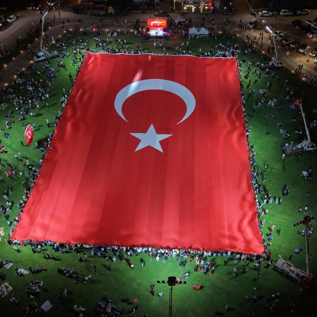 Kayseri'de 15 Temmuz etkinliklerinde dev Türk bayrağı açıldı