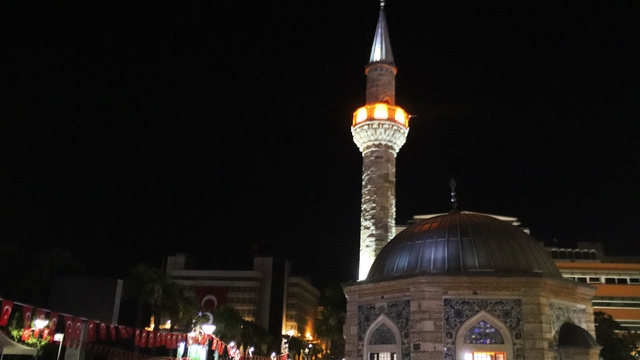 İzmir'de tüm camilerden aynı anda sela sesi yükseldi