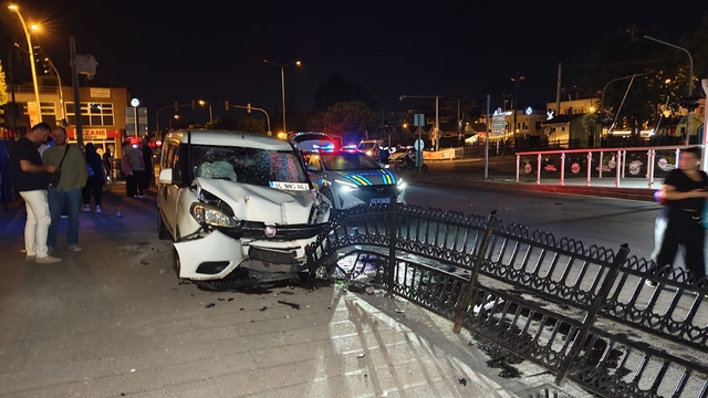 İki motosiklete çarpan sürücü ortalığı savaş alanına çevirdi: 1 ölü, 3 yaralı
