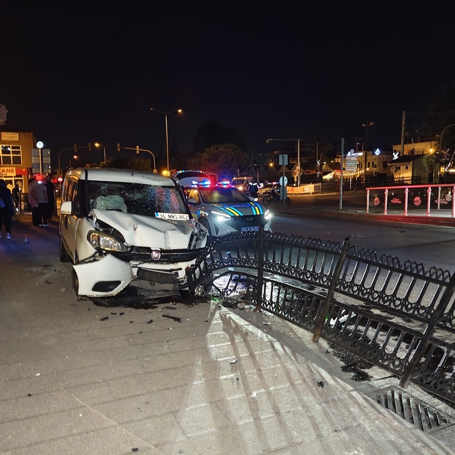 İki motosiklete çarpan sürücü ortalığı savaş alanına çevirdi: 1 ölü, 3 yara...