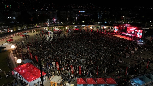 Kocaeli'de on binler Milli İrade Meydanı'nı doldudu
Başkan Büyükakın: "İşte bu meydan o meydan"