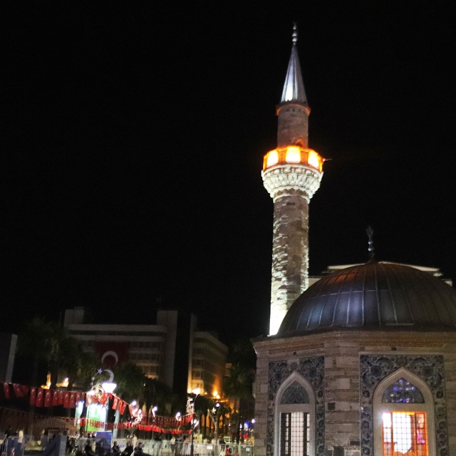 İzmir'de tüm camilerden aynı anda sela sesi yükseldi