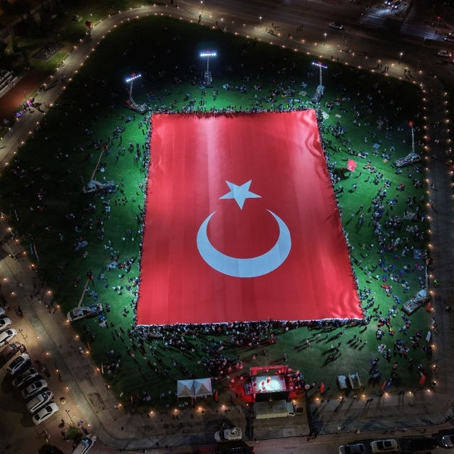 Kayseri'de dünyanın en büyük Türk bayrağı açıldı