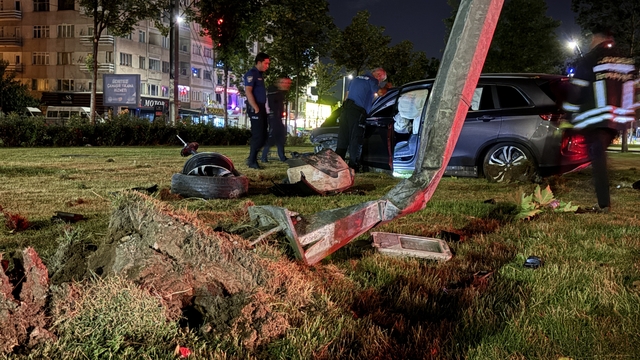Virajı alamayan SUV tarzı araç aydınlatma direğini yerinden söktü: 1 yaralı