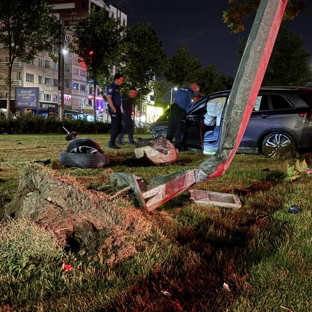 Virajı alamayan SUV tarzı araç aydınlatma direğini yerinden söktü: 1 yaralı