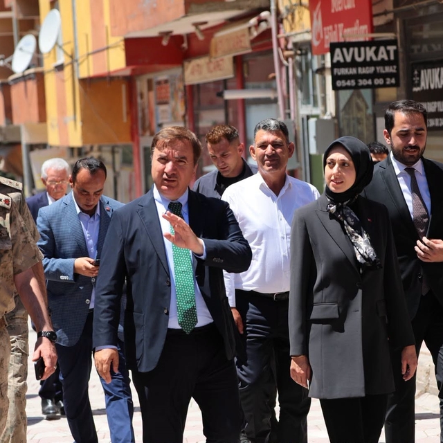 Vali Aydoğdu, Tercan'da vatandaşlar ve esnafla buluştu