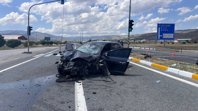 Erzincan'da 5 kişinin yaralandığı trafik kazası kamerada