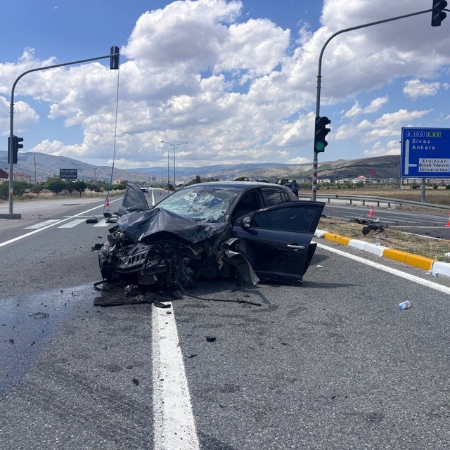Erzincan'da 5 kişinin yaralandığı trafik kazası kamerada