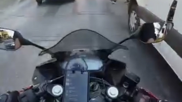 Kör noktada kalan yayaya motosiklet çarptı, o anlar kask kamerasında