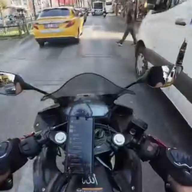Kör noktada kalan yayaya motosiklet çarptı, o anlar kask kamerasında