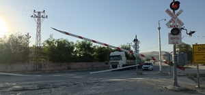Van'da hemzemin geçitte sinyaller arızalanınca sürücüler zor anlar yaşadı
