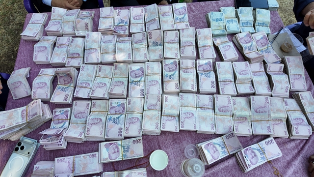 İki gece iki gün süren düğünde 35 koyun kesildi, 6 milyon lira takı takıldı
Düğünde takı masası balya balya parayla doldu