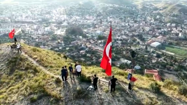 1600 rakımlı Stare Dağı'na tırmanıp, yıpranan bayrağı yenisiyle değiştirdiler