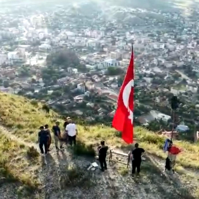 1600 rakımlı Stare Dağı'na tırmanıp, yıpranan bayrağı yenisiyle değiştirdil...
