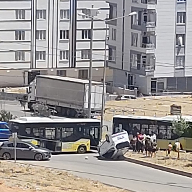 Siirt'te belediye otobüsü ile hafif ticari araç çarpıştı: 1 yaralı
